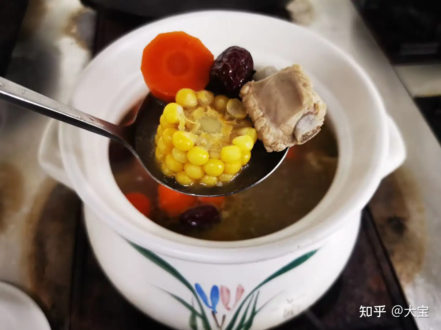 为什么粤菜和西餐一样先上汤后上主菜，而其他菜系通常是上完了菜再上汤？这样的饮食习惯是怎样形成的？