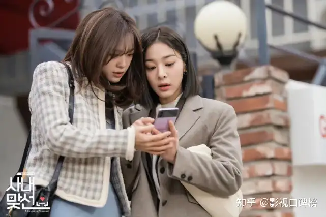 《社内相亲》不但男女主颜值下降，剧情还土，为什么观众却爱看？(社内恋爱什么意思)