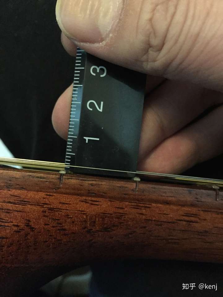 我觉得这样的弦距挺好手感了对木吉他来说,用的是10 50的弦.