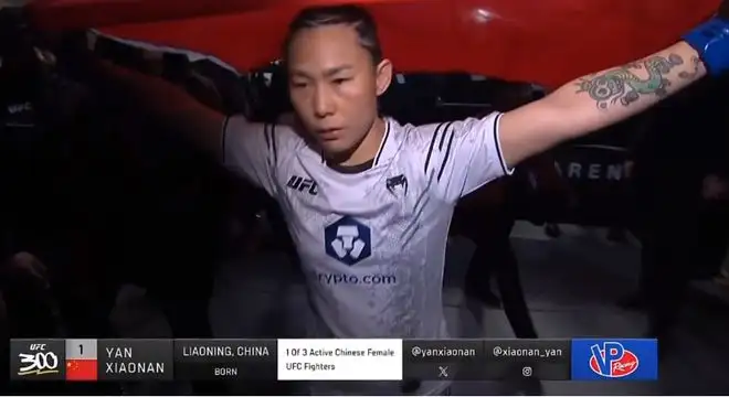 张伟丽成功卫冕首回合颜晓楠占据巨大优势通过后裸绞将毫无争议的拳王