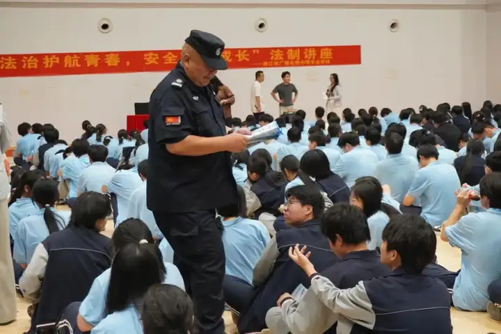 法治护航青春 安全伴我成长 | 法治安全讲座进校园啦！(图2)