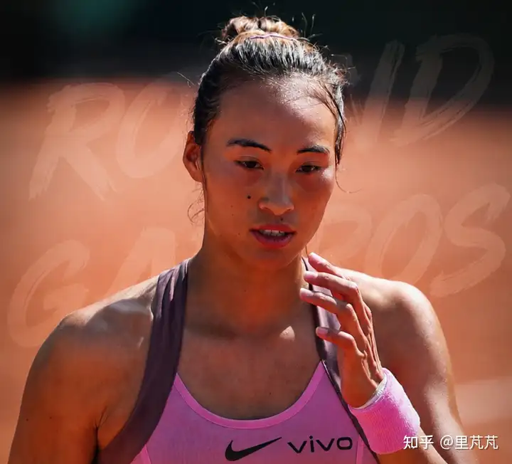 郑钦文 0:2 不敌赫瓦林斯卡，止步 2026 年法网女单第一轮，怎样评价郑钦文的表现？