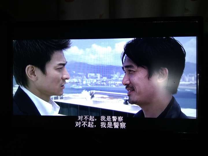 "你们这些卧底真有趣,见面总喜欢到天台"