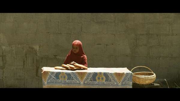 电影《天空之眼》里的小女孩到底该不该炸?