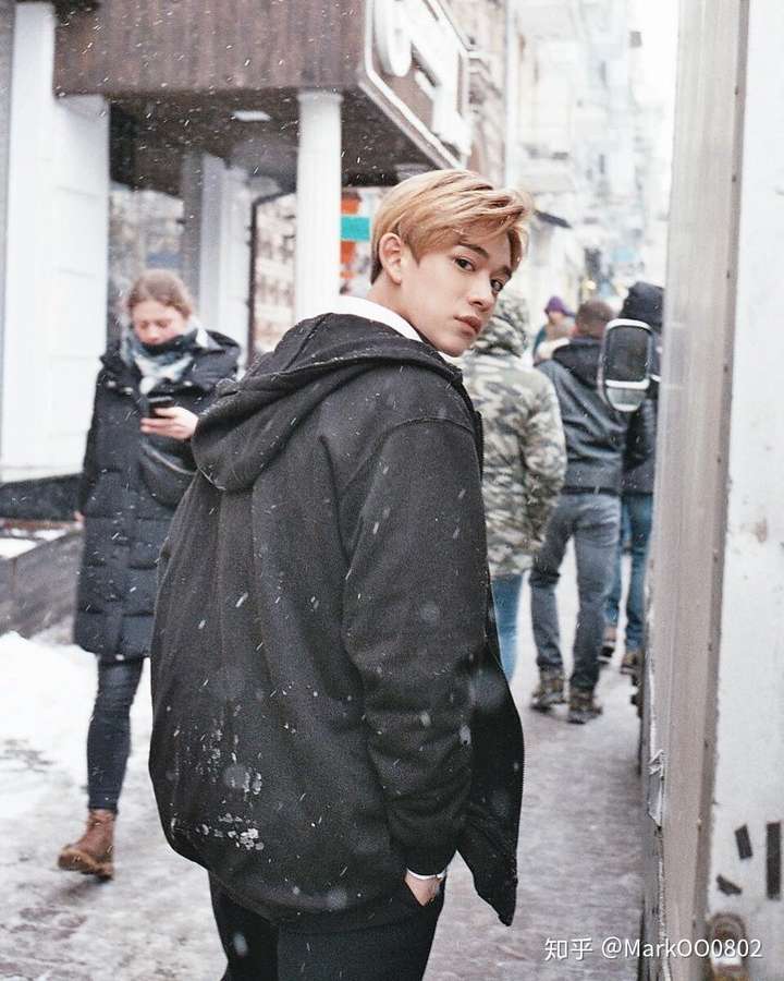 这是什么神仙回眸?看到背影的本身就已经要陷入爱情了!