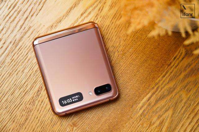 galaxyzflip5g版体验一款被低调上架却是现在你能买到性能最好的折叠