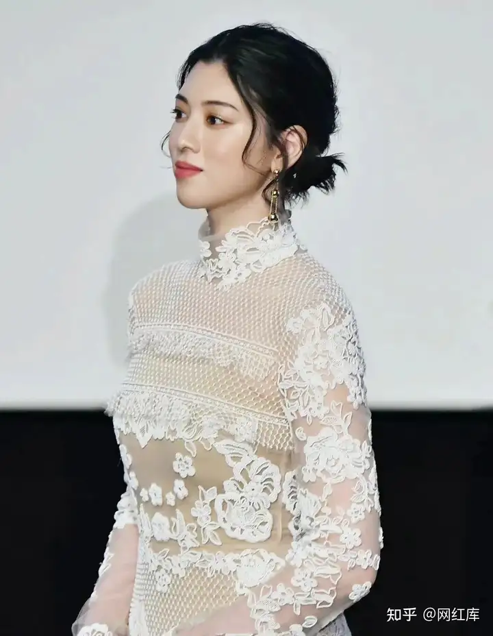 三吉彩花一袭白色蕾丝礼服，尽显性感、慵懒、冷艳气质 Facebook-第2张