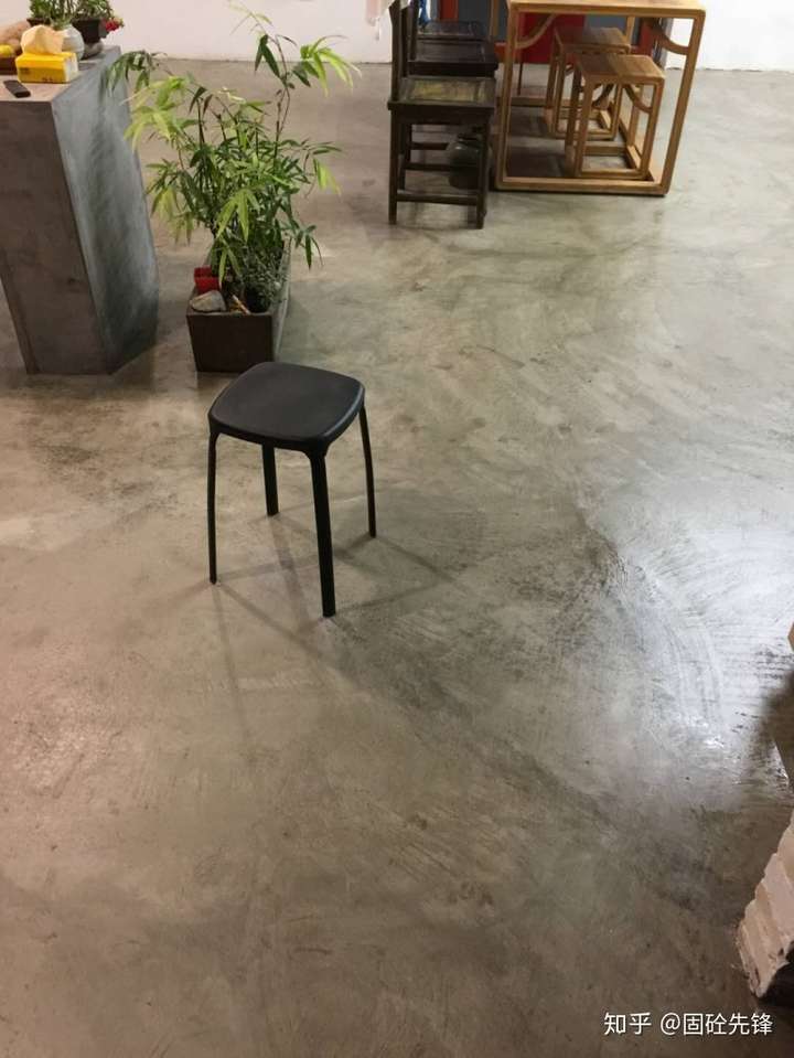 想用水泥做家里地面怎么做出那种光滑的效果并且不裂缝