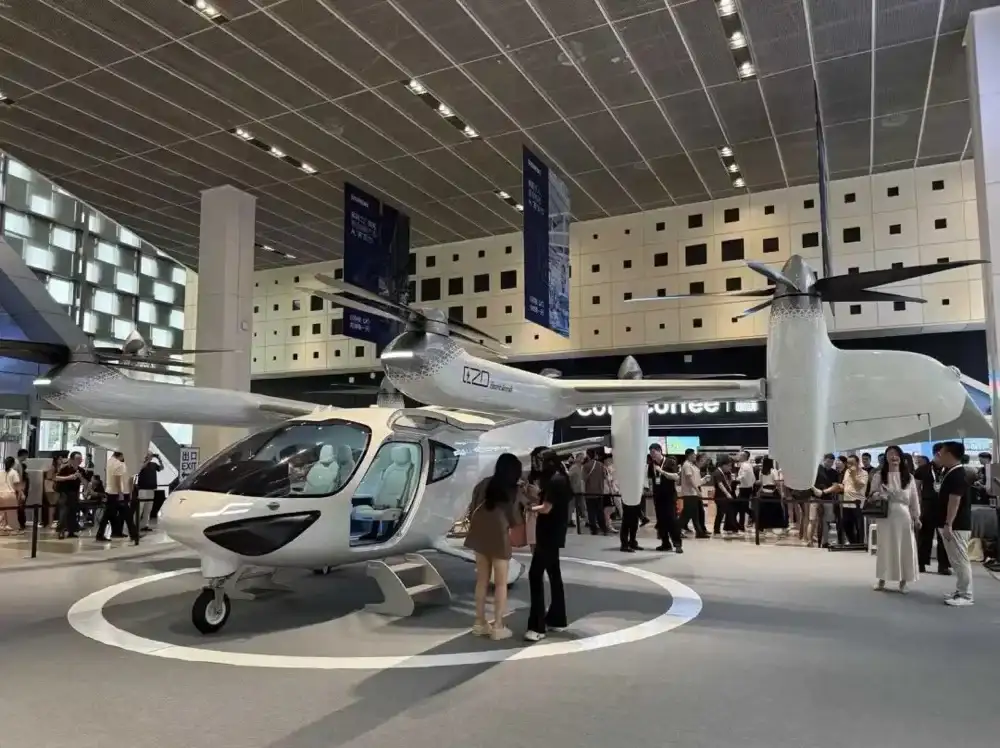 直击WAIC：大模型低调出展，机器人各出奇招