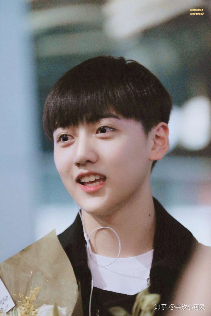 大眼欧式双眼皮,眼睛圆脸圆,眉毛浓密,鼻子小而挺,花瓣唇,气质在稚嫩