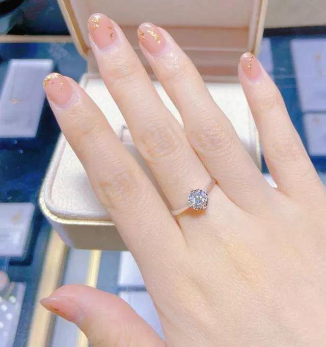 女人十个手指戴戒指的含义（女子为什么不能左手戴戒指）