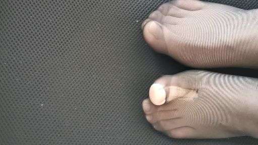 连裤丝袜破洞露大母脚趾了,我用指甲油把抽丝和破洞涂上防止抽丝蔓延