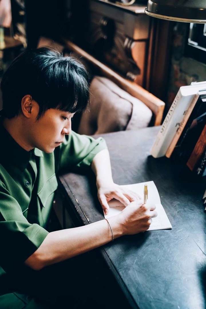 有没有吴青峰的看书的图片?