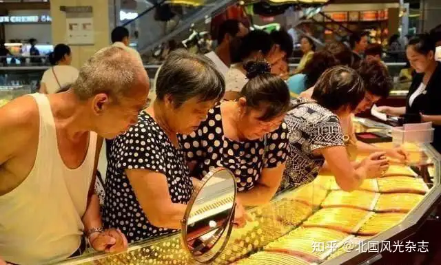 金价创新低！大妈狂“剁手”，有人一次买10根金条，现在该买吗？