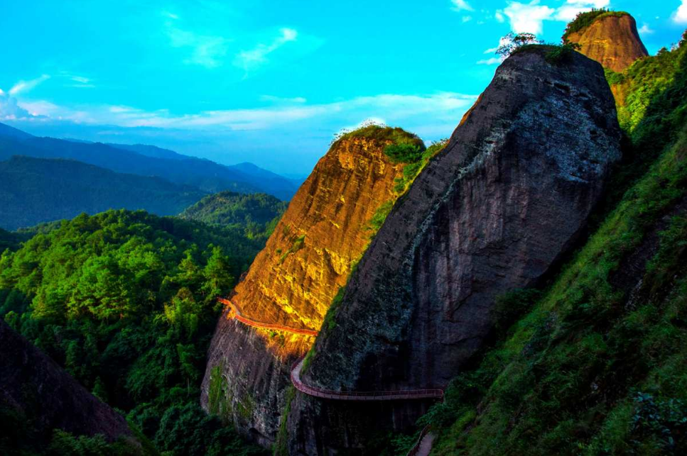 《靠〈二凤传奇〉打金养家》前两章表现作者对底层群体的生活困境持什么态度?-墨铺