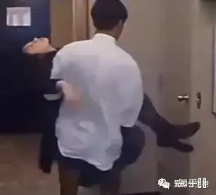 请问我为什么会喜欢看女性被昏迷横抱?