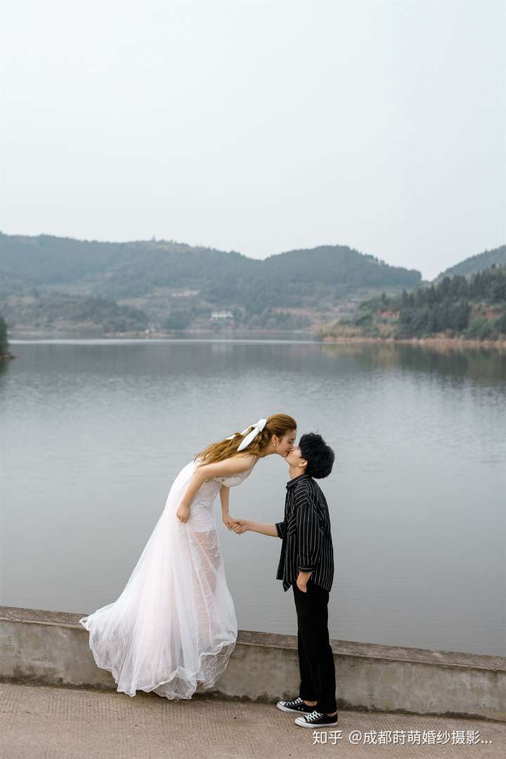 成都婚纱照莳萌摄影青山绿水的唯美婚纱照水边的婚纱照