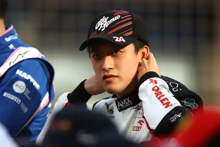 2022 F1 巴林大奖赛周冠宇第 10 获得生涯首个积分，法拉利包揽前两名，如何评价这场比赛？