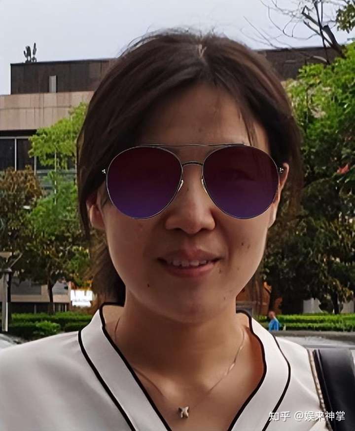 It was revealed that a 45-year-old female professor at China Southern University was living with a male student, and indecent photos leaked on the street