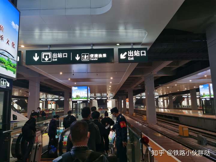 在重庆西站怎么换乘?需要预留多久的时间?