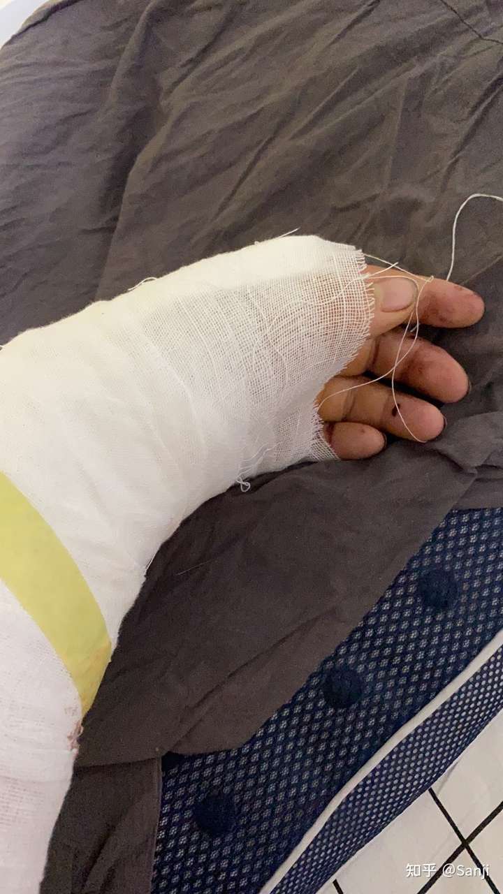 情绪老是反反复复,有时会通过自残和哭到抽搐才会缓解,我应该怎么办?