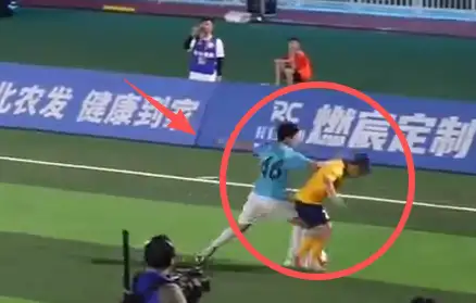 如何评价 7 月 18 日湖北楚超比赛黄石 vs 仙桃赛后，仙桃助教冲入场内拳击黄石球员事件？