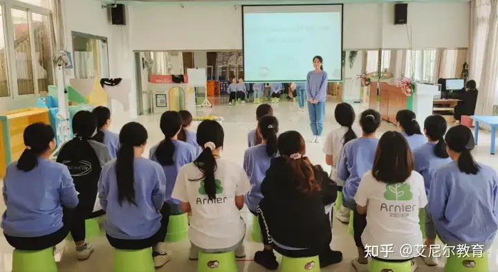 “读经典，共成长”——霞光幼儿园阅读月系列活动