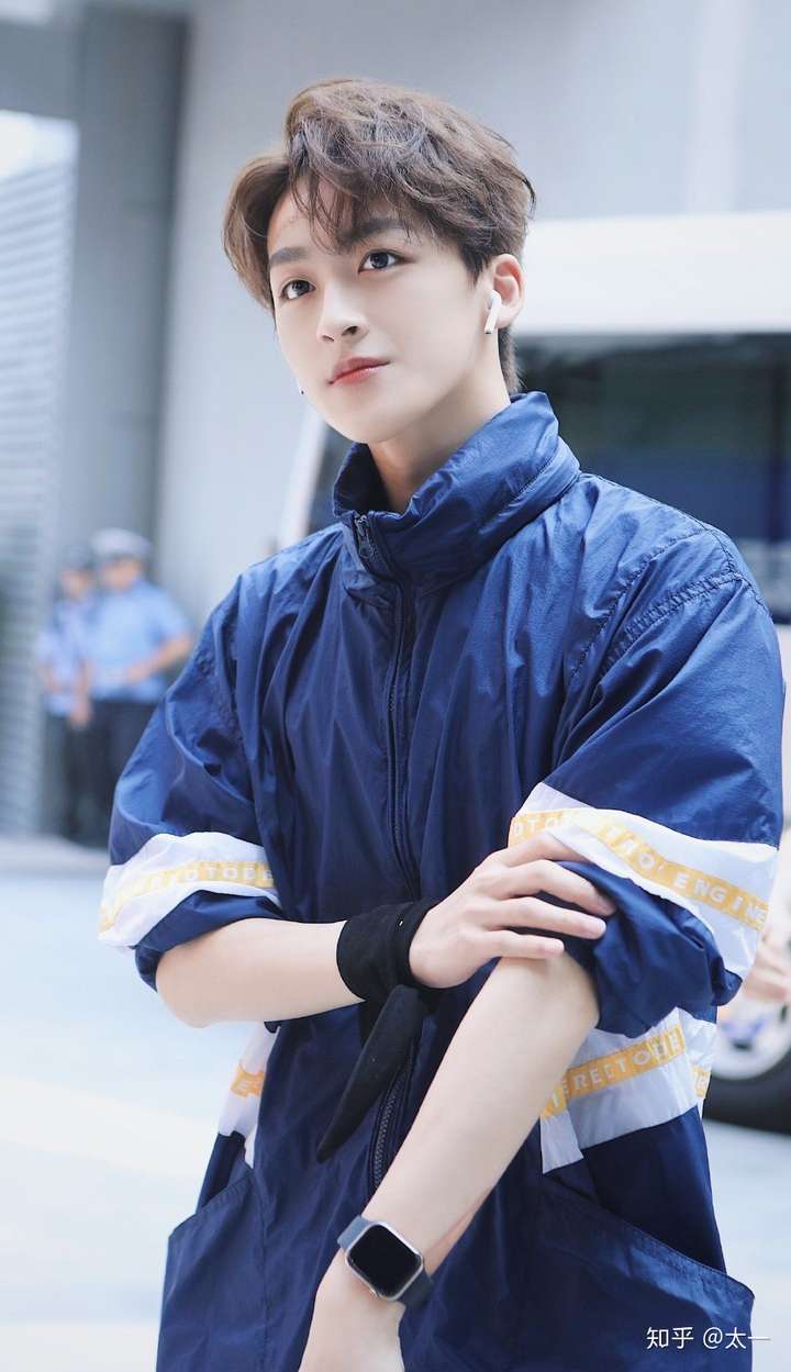 如何评价《创造营2019》第三期中吴季峰想摆脱「何洛洛的影子」?