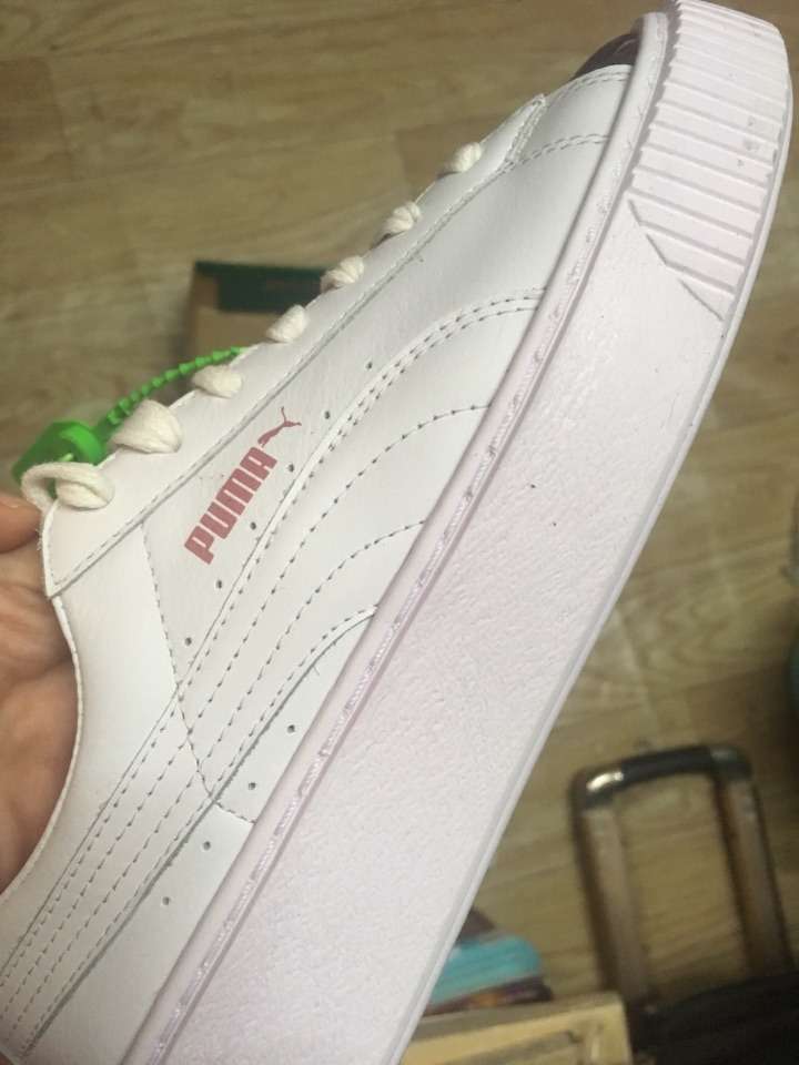 彪马粉红金属头白鞋底整体是微微泛粉色的吗?