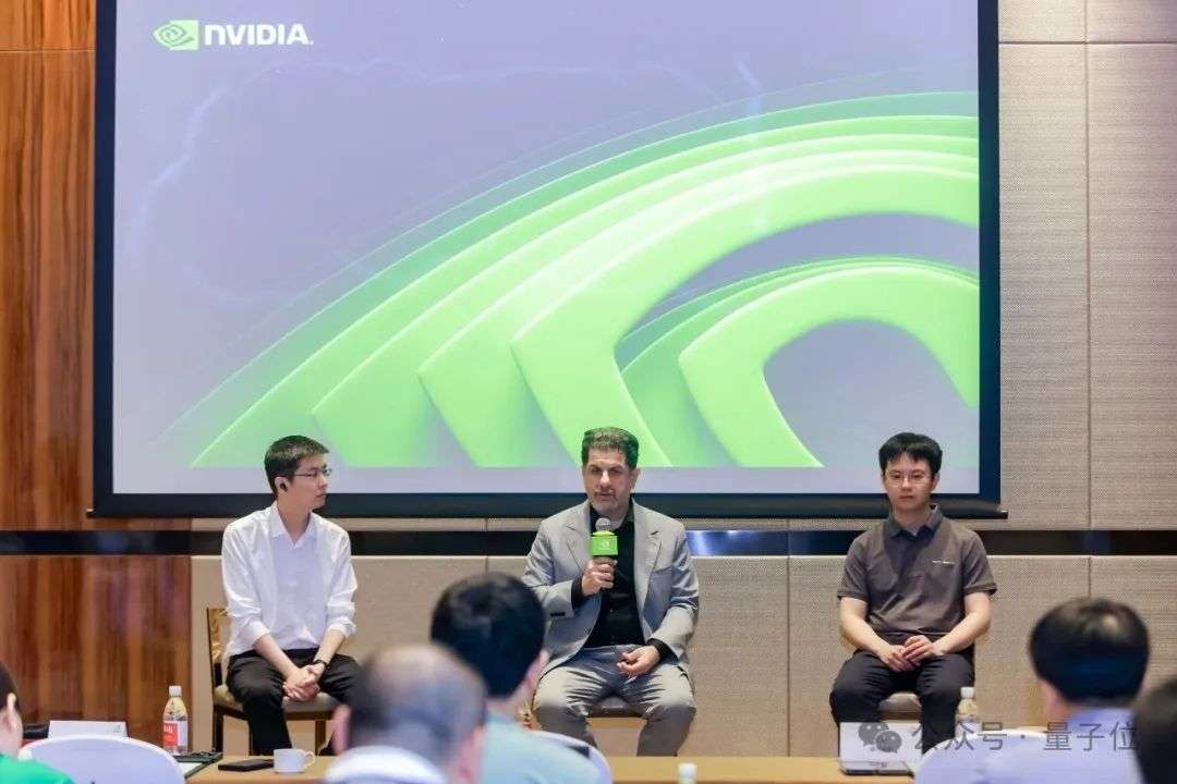 黄仁勋像押注OpenAI一样押注中国机器人，英伟达首批Jetson Thor芯片给了他