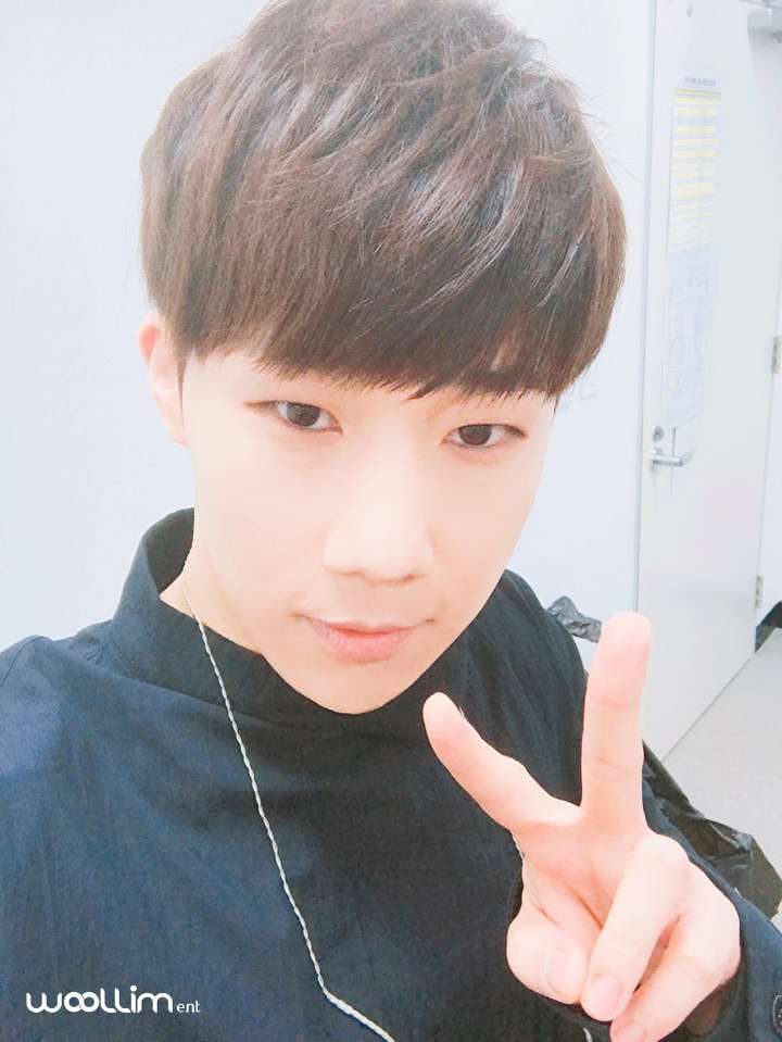 第二位哥,他叫李成烈,也是infinite,今年26,刚好满足题主要求的年龄