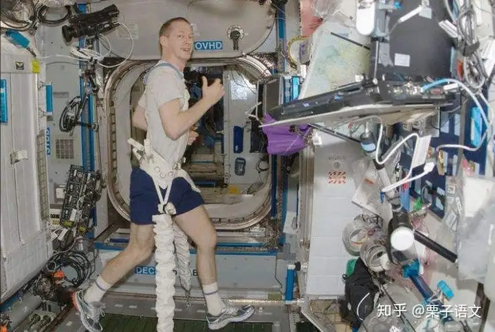 小学生跟名师笔记学《太空生活趣事多》，从小热爱科学了解宇宙(小学太空生活趣事多主要内容怎么写)