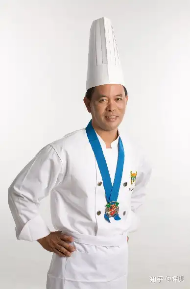 他是2003年法国蓝带骑士奖得主,曾任统一企业料理总顾问,中华美食协会