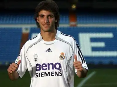 2006年的冬天,刚刚19岁的伊瓜因远渡重洋,从河床来到了豪门皇家马德里