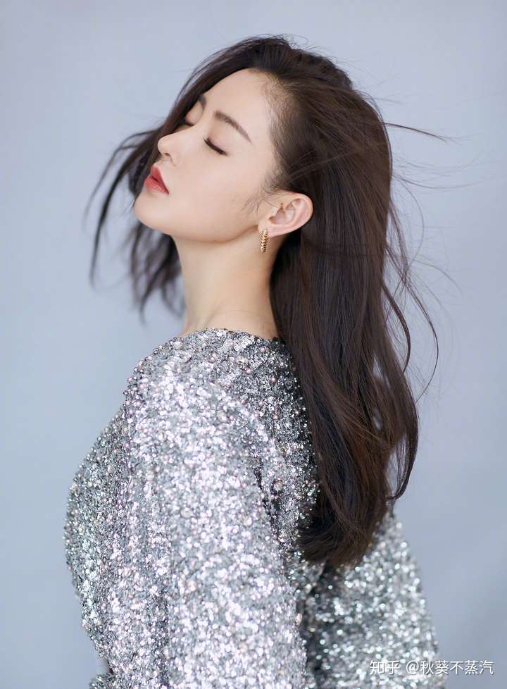 最近微博首页上看到张天爱的这张图,马上就存了下来,闭眼冥想,发丝