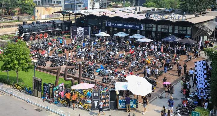 太疯狂了（两千多名摩托车友聚集在一起party什么样？