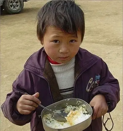 山区贫困儿童真实生活图片