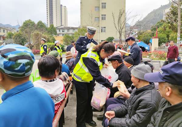 贵州长顺：赴春日之约，守护“一老一小”安全出行