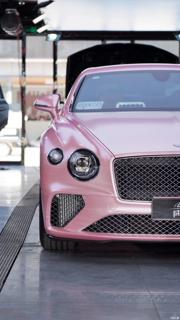 气场十足还不够我还要它甜美靓丽改色樱花粉的宾利欧陆很够用