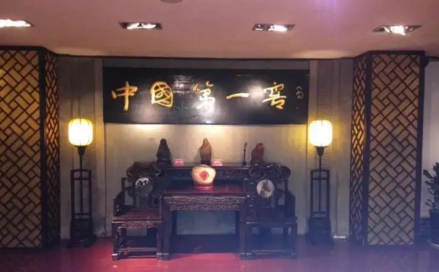 它是中国酒城，很多人却因为它爱上这座城市