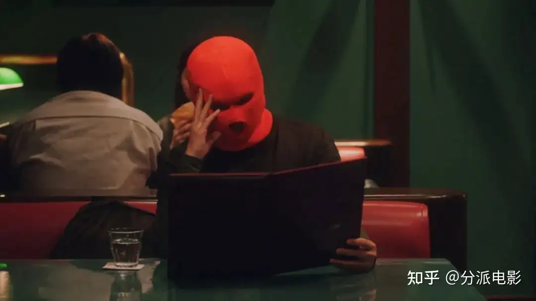 《伴人而生》荒诞又上头,本季最佳悬疑剧!