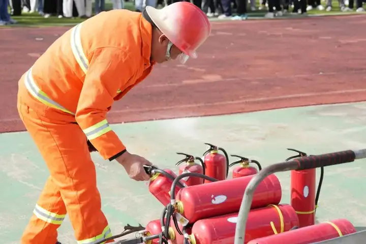 浙江省广播电视中等专业学校富阳校区开展消防安全演练活动！(图4)