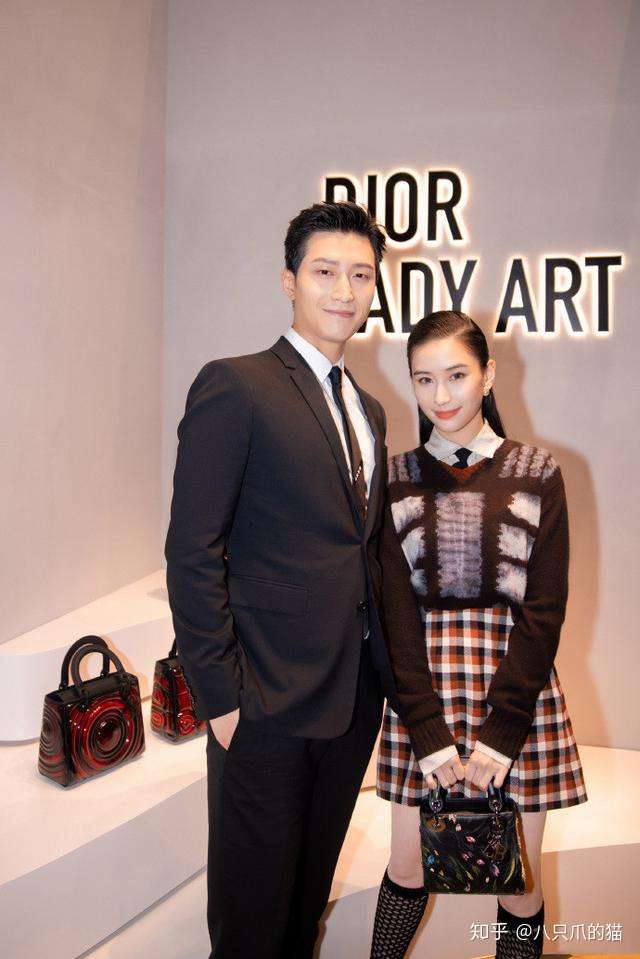 何超莲窦骁现身活动穿针织衫名媛变身小女人对窦骁的称呼太宠