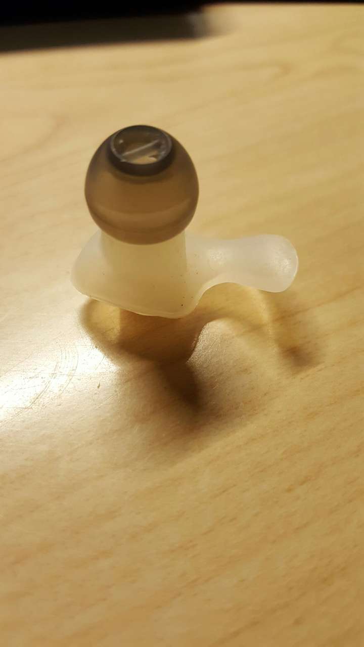 直到我丢了一个耳机的橡胶耳塞 于是我将剩下的一个胶头套在了耳塞上