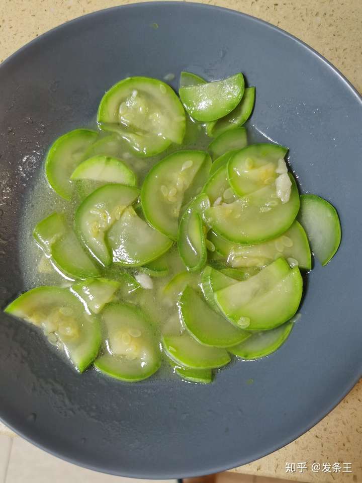 胡鳞炒熏瓜 (蒜炒西葫芦)