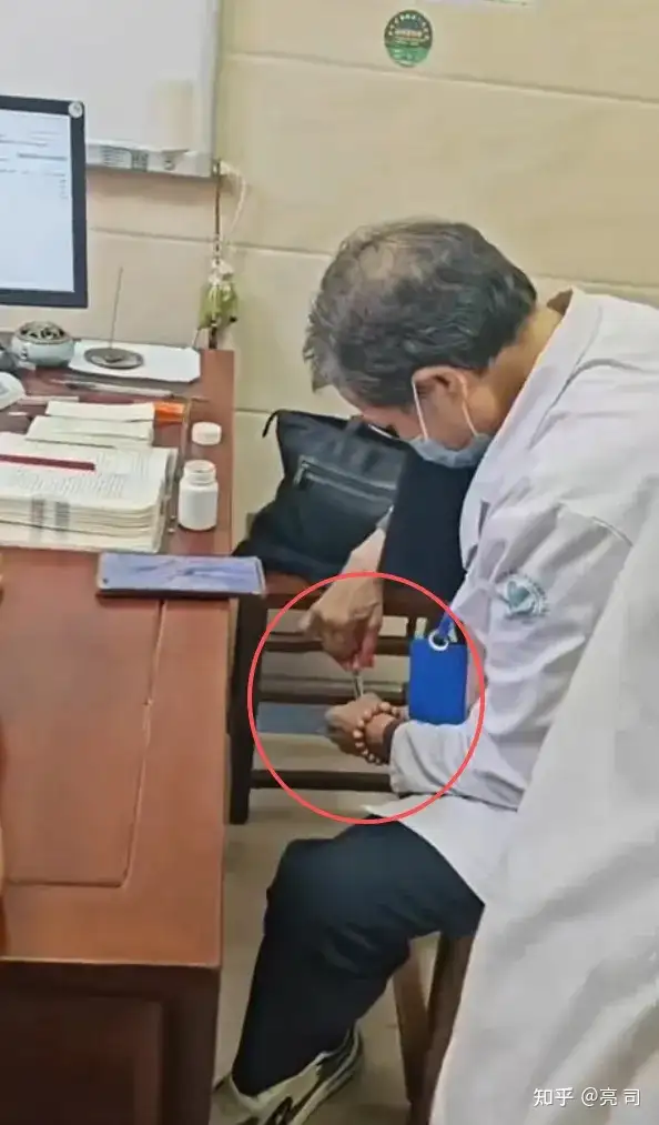患者曝名医让其子代诊致误诊流产，上门质问时仍自顾剪脚趾甲，怎么回事？涉事医生及其子将承担哪些责任？