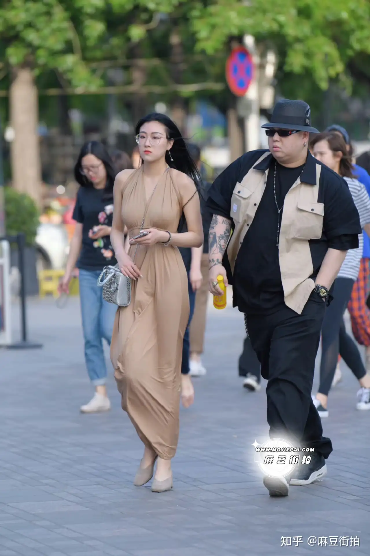 街拍：咖啡色长裙女生，风吹过都是美的- 知乎