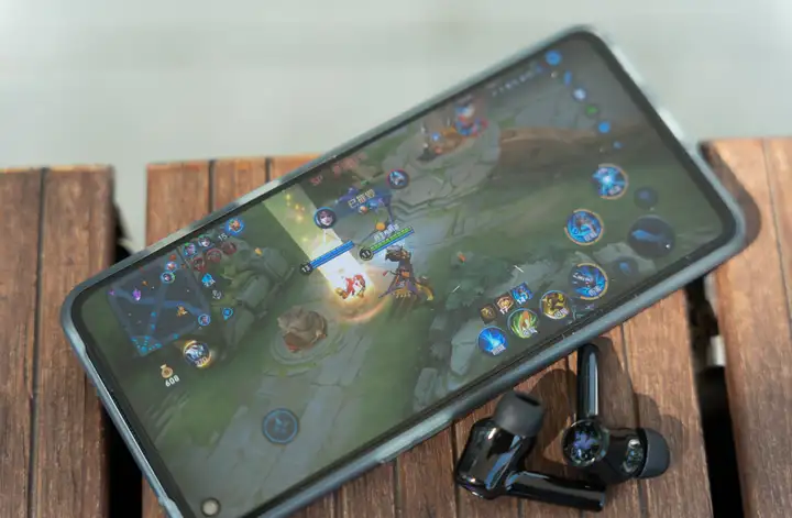 炫酷RGB灯效、电竞级体验，雷蛇战锤狂鲨真无线二代游戏耳机评测