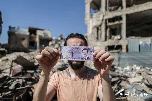 叙利亚镑最大面额纸钞2000镑,目前官方汇率:1美元合700叙镑