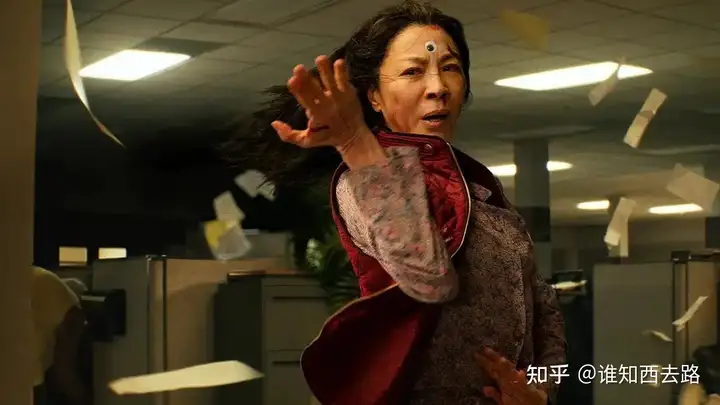 《瞬息全宇宙》是不是形式大过内容？情感内核是不是太老套了？(瞬息词语解释)